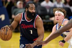 开云官网-关于快船队在客场横扫对手，实现三连胜的信息