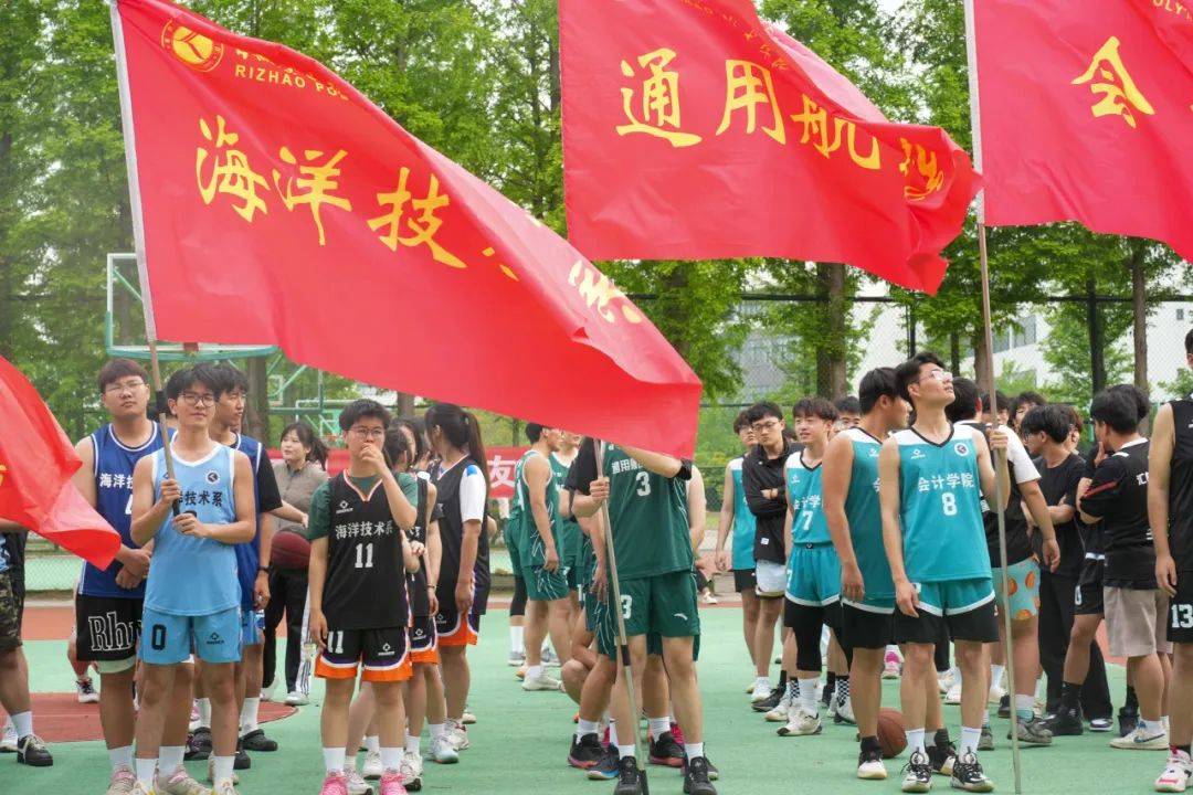 赛场上蓄势待发，球员技术卓越互飙得分的简单介绍