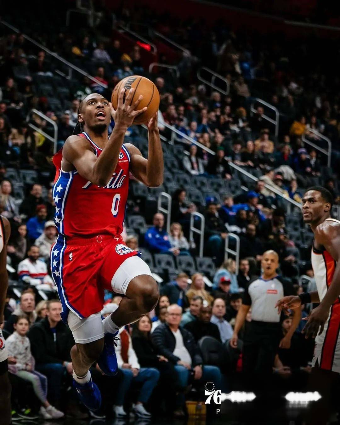 雄鹿主场击败76人，取得总决赛赛点