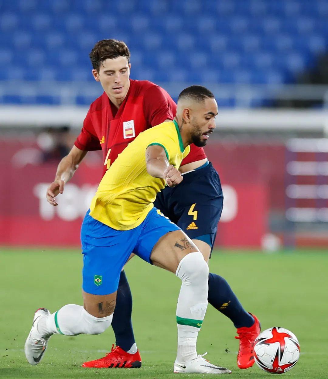 巴西碾压智利，法比尼奥带队取胜