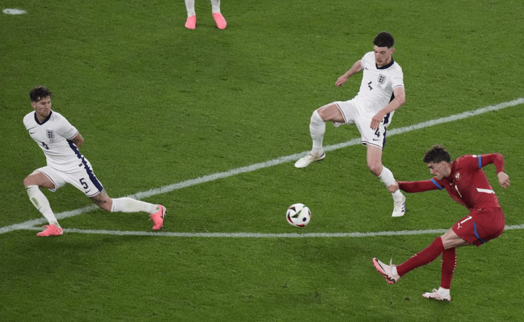 F1年度争冠之夜，贝林厄姆防守端锁死对手