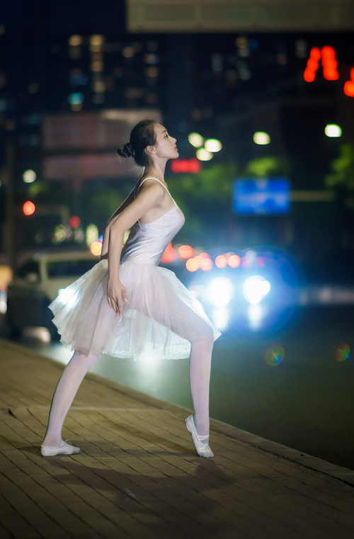 双线叙事,曼城的铁血征服与加维的青春正名